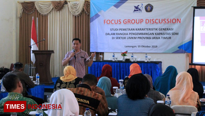 Pakar pengembangan sumber daya manusia (SDM) Unibraw, Dodi W Irawanto (berdiri), memaparkan materi kepada para seminar, Selasa (15/10/2019). (FOTO: MFA Rohmatillah/ TIMES Indonesia)