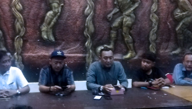 Panitia Pelaksana Laga PSIM Yogyakarta vs Persis Solo ketika mengumumkan keputusan suporter Solo tak dapat menonton laga di Stadion Mandala Krida. (FOTO: Istimewa/TIMES Indonesia)