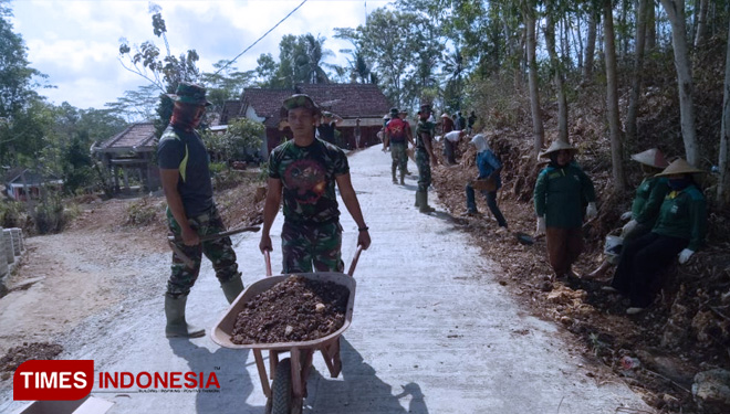 Srikandi-Srikandi Paruh Baya yang tak Canggung Ikut Kerja di Proyek TMMD. (FOTO: AJP/TIMES Indonesia)