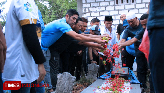 Jajaran manajemen, pelatih, pemain dan supporter Persela Lamongan berziarah ke makam Choirul Huda, Selasa (15/10/2019). (FOTO: MFA Rohmatillah/TIMES Indonesia)