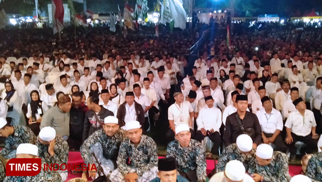 Saat ratusan Cakedes Jombang ucapkan aksi damai. (FOTO: Moh Ramli/TIMES Indonesia)