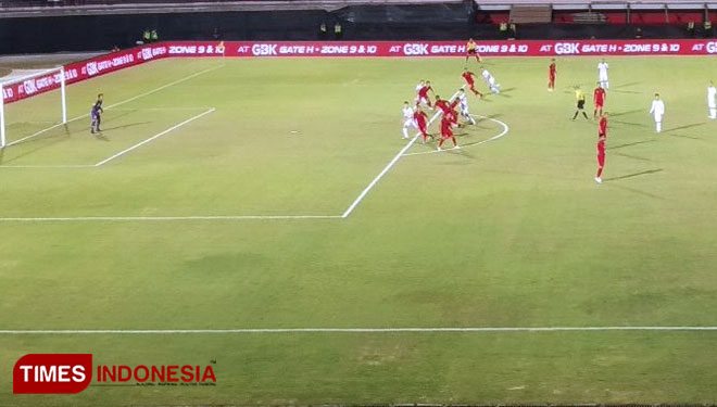 Pertandingan Timnas Indonesia vs Vietnam di Stadion Kapten I Wayan Dipta. (Foto: Imadudin M/TIMES Indonesia)