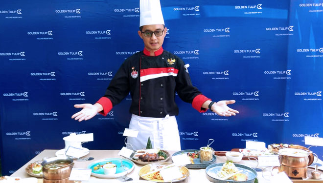 Chef Agus Susanto with the 12 new ala Carter dishes of Golden Tulip Holland. (Picture by: Istimewa) 