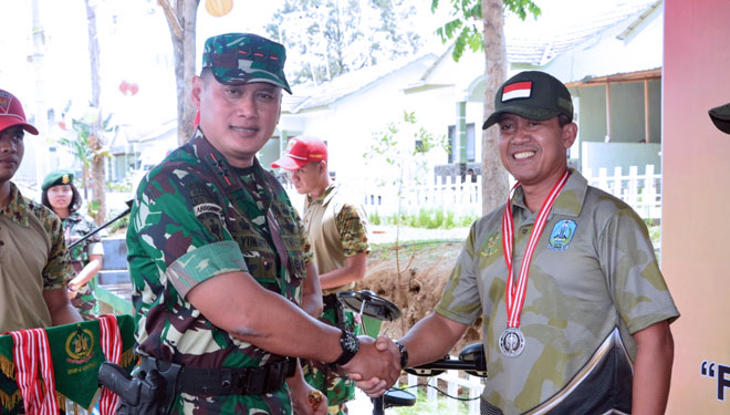 Dandim 0819/Pasuruan, Letkol Arh Burhan Fajari Arfian meraih peringkat dua dalam kejuaraan tembak eksekutif, Selasa (15/10/2019).(Foto : Istimewa)