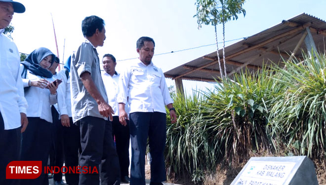 Petugas dari Disnaker Kabupaten Malang saat meninjau rabat beton hasil program padat karya Infrastruktur. (Foto: Disnaker Kabupaten Malang for TIMES Indonesia)