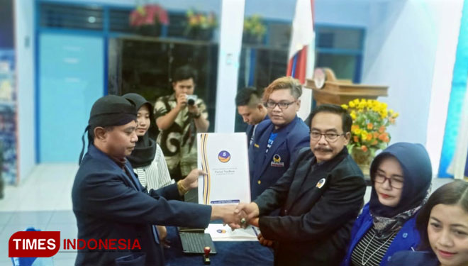 Jumirin bersama  pendukungnya serahkan berkas pendaftaran  ke kantor DPD Partai Nasdem Ngawi. (Foto: Ardian Febri Tri H/TIMES Indonesia)
