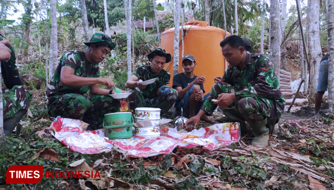 Keakraban Makan Bersama Satgas TMMD Ke 106 Kodim 0818. (FOTO: AJP/TIMES Indonesia)