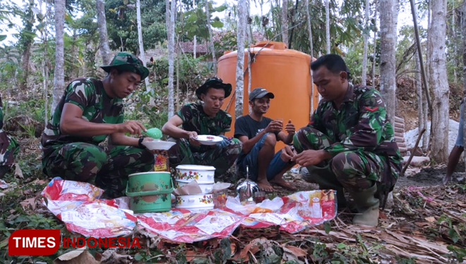 Keakraban Makan Bersama Satgas TMMD Ke 106 Kodim 0818 Bersama Warga. (FOTO: AJP/TIMES Indonesia)
