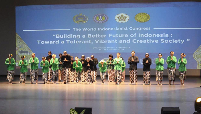 Salah satu penampilan yang mewarnai Kongres Indonesianis di Jogyakarta. (FOTO: kemenlu) 