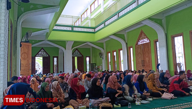 Para peserta cukup antusias saat mengikuti Bimtek Program Kreatifitas Mahasiswa (PKM) di Masjid Muhadlaratul Afkar Unisla, Selasa, (15/10/2019). (FOTO: Ja’far Shodiq/AJP TIMES Indonesia)