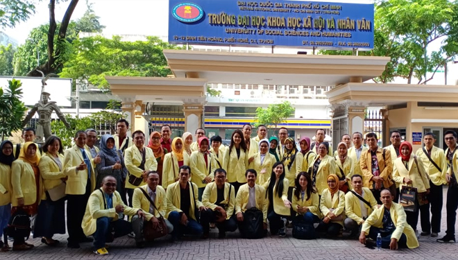 Mahasiswa UNNES yang berangkat mengikuti Program Kuliah Kerja Lapangan di Ho Chi Minh University, Vietnam. (Foto: Istimewa)