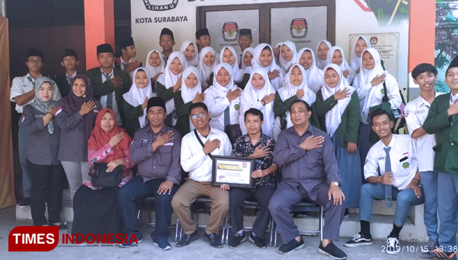 Sejumlah pelajar MA Al Fatich Surabaya menghadiri undangan KPU Surabaya dalam kegiatan Audiensi dan Fasilitasi Rumah Pintar Pemilu (RPP) Bung Tomo, Selasa (15/10/2019). (FOTO: AJP/TIMES Indonesia)