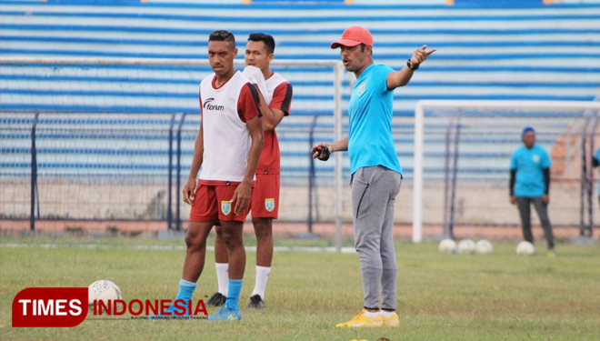Pelatih Persela Lamongan, Nil Maizar memberikan arahan kepada pemainnya dalam sesi latihan di Stadion Surajaya, Rabu (16/20/2019). (FOTO: MFA Rohmatillah/TIMES Indonesia)