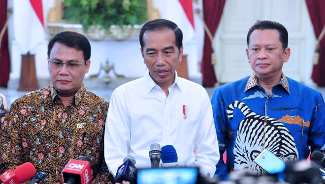 Presiden Jokowi menjawab wartawan usai menerima pimpinan MPR RI, di Istana Merdeka, Jakarta, Rabu (16/10) siang. (Foto: Setkab.go.id/Jay)