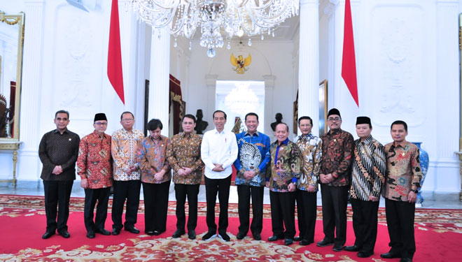 Presiden Jokowi berfoto bersama pimpinan MPR RI 2019-2024, di Istana Merdeka, Jakarta, Rabu (16/10) siang. (Foto: setkab.go.id/Jay)
