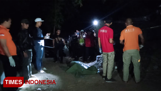 Polisi melakukan olah TKP di lokasi tewasnya Dani. (FOTO: Happy/TIMES Indonesia)