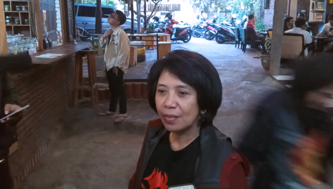 Istri mendiang aktivis HAM, Munir Said Thalib, yaitu Suciwati Munir, menyampaikan pesan agar menuntaskan kasus kematian Munir pada pembacaan TGPF Munir, di Kali Metro, Kota Malang (16/10/2019). (foto: Istimewa)
