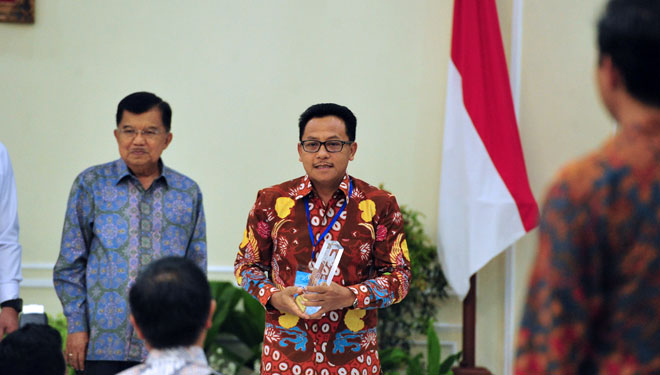 Wapres Jusuf Kalla saat memberi penghargaan kepada Wali Kota Malang Sutiaji. (Foto: Humas Pemkot Malang)