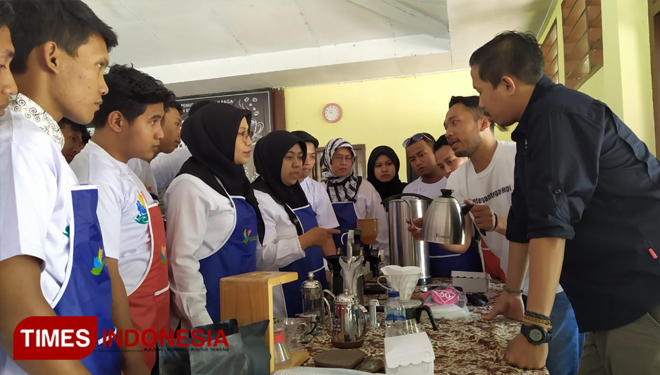 Sejumlah pemuda di Kabupaten Bondowoso saat mengikuti Training of Coffe Barista, di Aula Disparpora. (FOTO: Moh Bahri/TIMES Indonesia). 