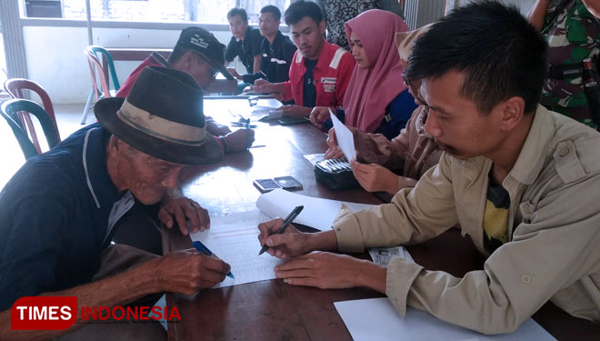Warga terdampak uji seismik saat menandatangani kompensasi terhadap petok meter dan kerusakan tanam tumbuh milik penggarap di Kecamatan Montong, Kabupaten Tuban, Jawa Timur, Rabu (16/10/2019). (Foto: Ahmad Istihar/TIMES Indonesia)