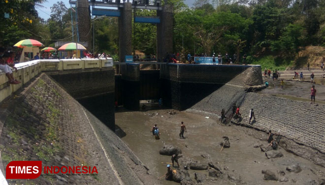 Bendungan Dam Singir yang dibedah. (Foto : Rizki Restiawan/TIMES Indonesia)