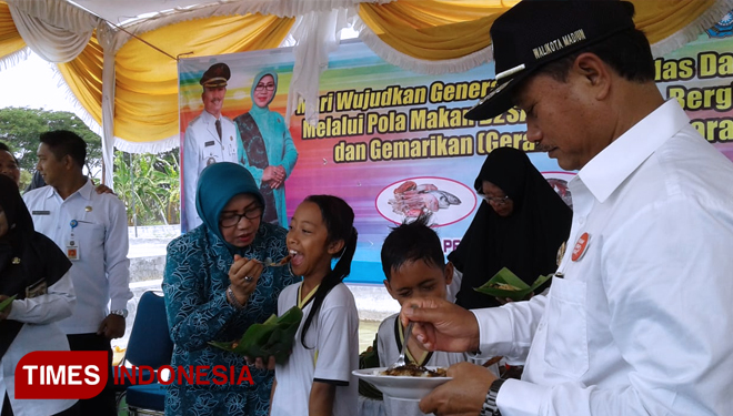 Wali Kota H. Maidi dan Ny Yuni Maidi mengajak anak-anak gemar makan ikan.(Foto: Ito Wahyu U/TIMES Indonesia)