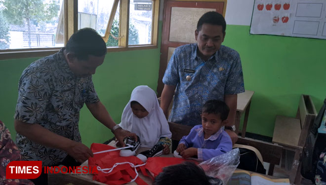 Wabup Jombang, Sumrambah bersama siswa dan guru penerima bantuan sepatu konsumen Alfamart. (FOTO: Mochammad Faruq Asrori for TIMES Indonesia)