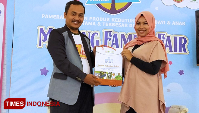 Humas BMH Jatim gerai Malang Ruwiyanto SKom Memberikan Godiebag Program kepada Panitia penyelenggara Expo Malang Family Fair di Matos , Rabu (16/10). (FOTO: AJP/TIMES Indonesia)