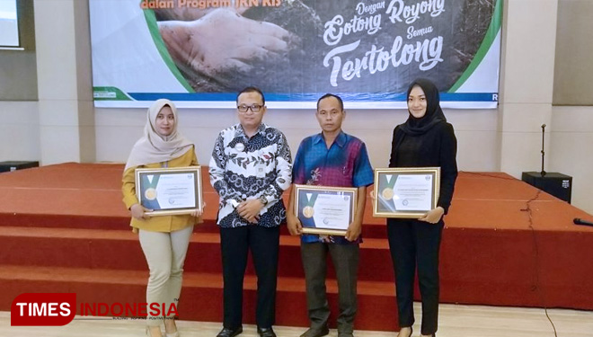 Kepala BPJS Kesehatan Cabang Jember Antokalina Sari Verdiana (kedua dari kiri) bersama tiga perwakilan badan usaha yang menerima penghargaan dalam Sosialisasi Program JKN-KIS, Rabu (16/10/2019). (FOTO: Anggun/AJP TIMES Indonesia)
