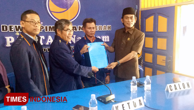 Bakhtiar Wakkang saat menerima formulir penjaringan Bakal calon Walikota Bontang. (Foto: Kusnadi/TIMES Indonesia)