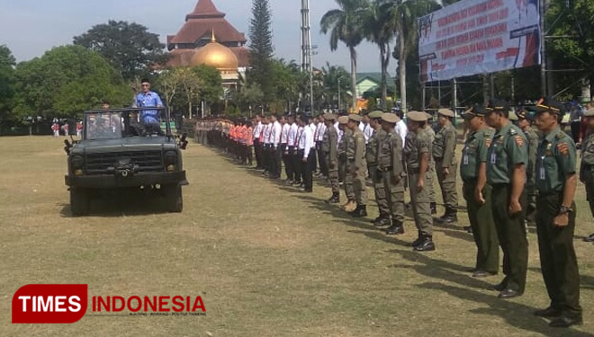 Bupati Bondowoso KH Salwa Arifin saat memeriksa kesiapan personel keamanan jelang Pelantikan Presiden Joko Widodo. (FOTO: Moh Bahri/TIMES Indonesia). 