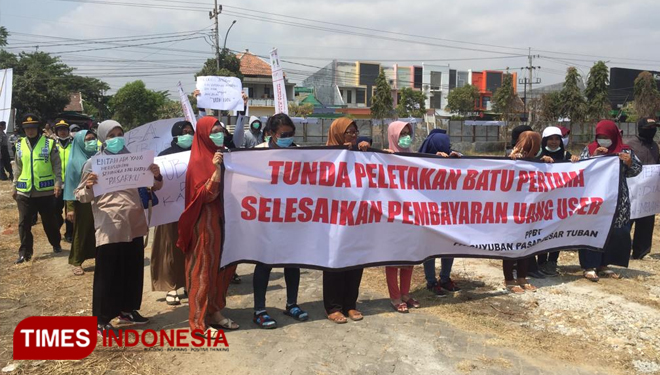 Masa dari paguyuban Pasar Besar Tuban (PBT) saat aksi demo untuk meminta penundaan pembangunan PBT dan penyelsaian urusan pembayaran, Kamis,(17/10/2019). (Foto:Achmad Chirudin/TIMES Indonesia)