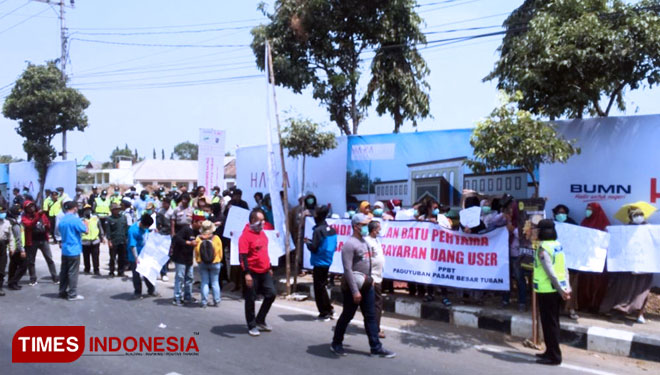 Aksi demo yang dilakukan paguyuban Pasar Besar Tuban (PBT) atas pembangunan PBT, Kamis,(17/10/2019) (Foto: Achmad Chirudin/TIMES Indonesia)