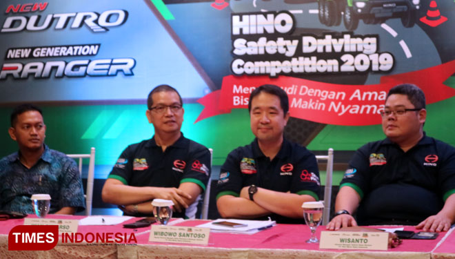 Press conference Hino Safety Riding Competition 2019 di Trilium Surabaya, Kamis (17/10/2019).(Foto : Lely Yuana/TIMES Indonesia) 