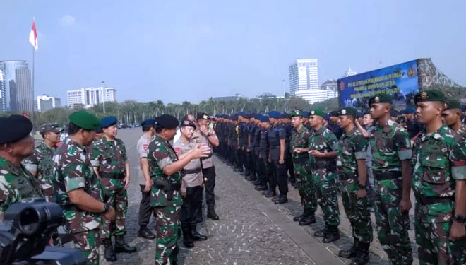 Panglima TNI dan Kapolri hadir pada apel pengamanan di Monas, Jakarta Pusat, Kamis (17/10/2019). (Foto: Boyke Ledy Watra/antara)