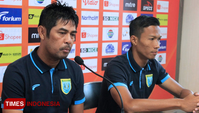 Pelatih Persela, Nil Maizar (kiri) memberikan komentar pada sesi konferensi pers jelang pertandingan melawan PSIS Semarang, Kamis (17/10/2019). (FOTO: MFA Rohmatillah/ TIMES Indonesia)