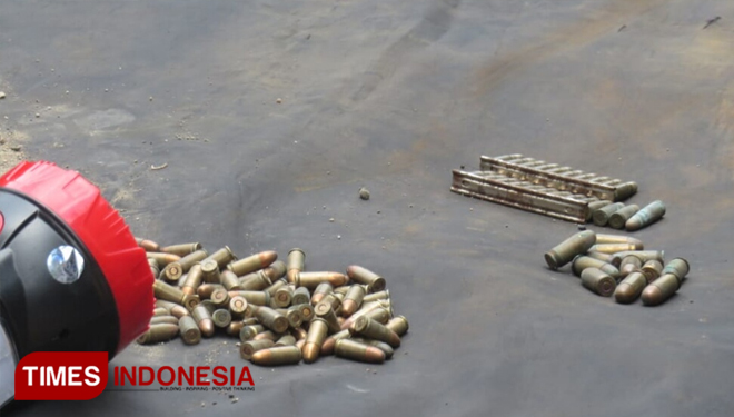 Peluru aktif yang ditemukan warga di gorong-gorong Yogyakarta. (FOTO: Dwijo Suyono/TIMES Indonesia)