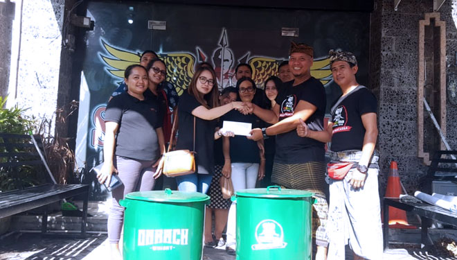 Penyerahan tong sampah untuk Pura Agung Pengrebongan Kesiman, oleh penyelenggara Bali Reggae Star Festival pada Bendesa Pakraman Kesiman. (Foto: BSRF 2019)