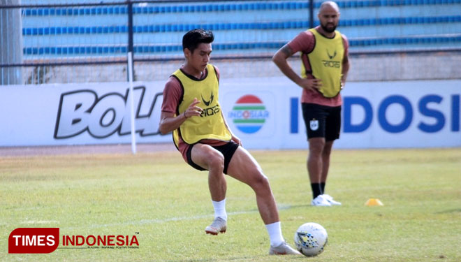Penyerang PSIS, Septian David Maulana saat menjalani latihan di Stadion Surajaya Lamongan, Kamis (17/10/2019). (FOTO: MFA Rohmatillah/TIMES Indonesia)