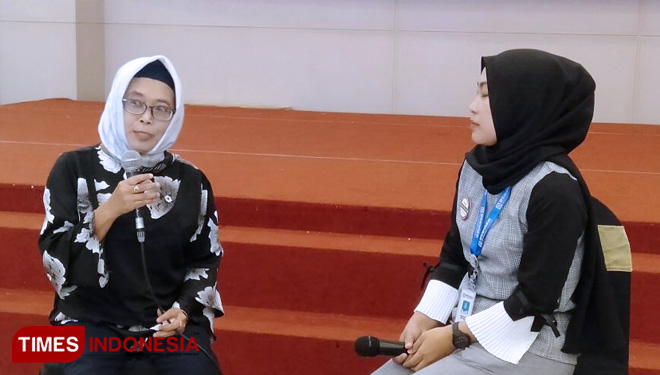 Peserta Program JKN-KIS Anik Sugiyarti (kiri) saat berbagi kisah tentang terapi cuci darah yang dijalaninya dalam talkshow yang diadakan BPJS Kesehatan Cabang Jember, Rabu (16/10/2019). (FOTO: Anggun/AJP TIMES Indonesia)