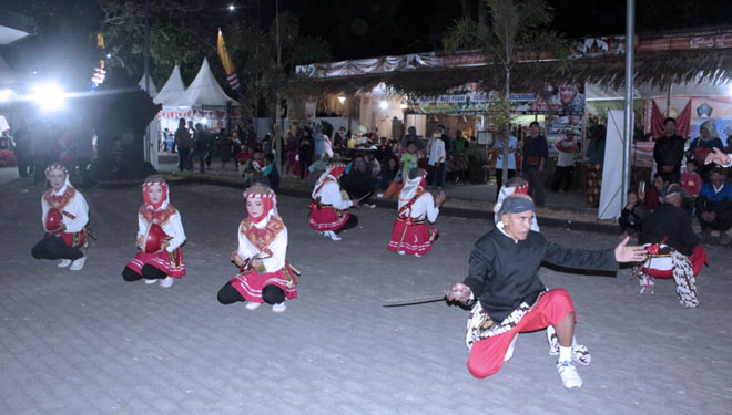 Pementasan Reog Bulkiyo pada Festival Panji di Aphiteather Kecamatan Nglegok kabupaten Blitar (FOTO: Istimewa)
