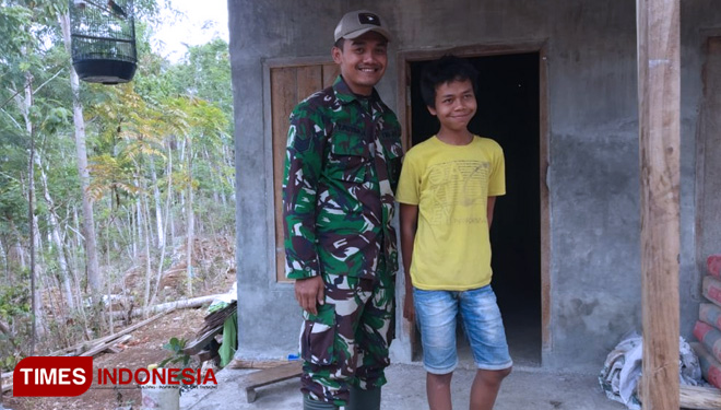 Seorang Anak Remaja Tersenyum, Karena Rumahnya Terkena Program RTLH Kodim 0818/Malang -Batu. (FOTO: AJP/TIMES Indonesia)