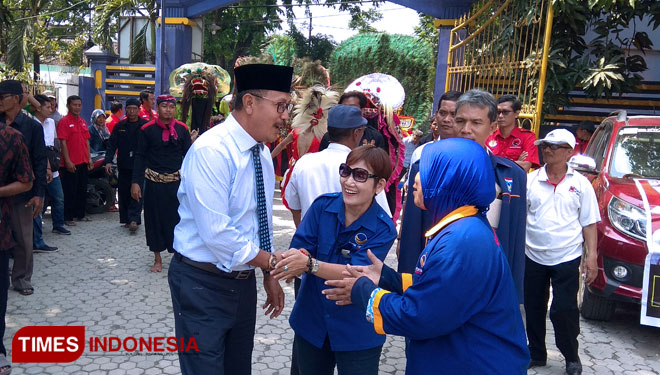 Suhandoyo tiba di Kantor DPD NasDem Lamongan dengan diiringi kelompok kesenian reog, Kamis (17/10/2019). (FOTO: MFA Rohmatillah/ TIMES Indonesia)
