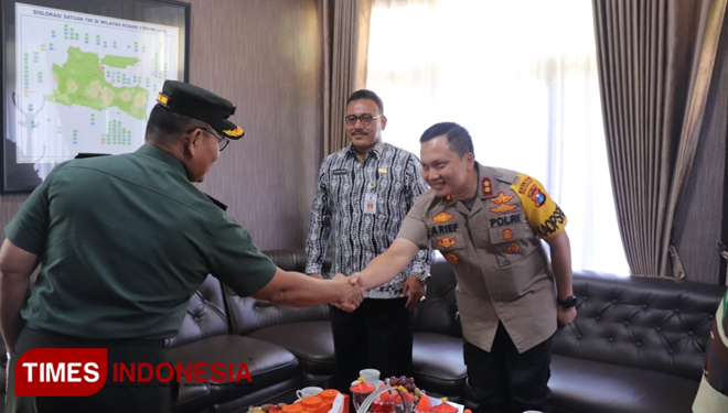 Ketua tim pengawas evaluasi TMMD Kolonel Inf Awal Nur berjabat tangan dengan Kapolres Ponorogo AKBP Arief Fitrianto. (Foto: Marhaban/TIMES Indonesia)