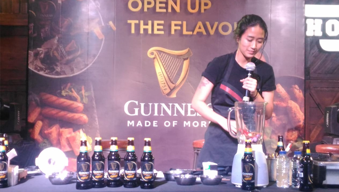 Guinness Chef Representative Renatta Moeloek mengolah menu khas Surabaya denga. paduan cita rasa bir hitam yang berani dan mengejutkan lidah dalam acara Guinness Food Pairing Experience di Holy Wings, Surabaya, Jumat (18/10/2019).(Foto : Istimewa)