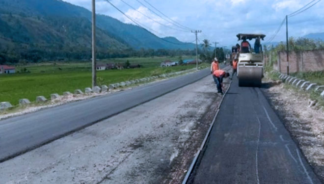 Peningkatan ruas jalan di Kawasan Strategis Pariwisata Nasional (KSPN) Danau Toba, Sumatera Utara. (FOTO: Kementerian PUPR)