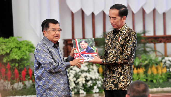 Presiden Jokowi menerima buku Memori Jabatan Wakil Presiden Jusuf Kalla, saat silaturahmi dengan menteri Kabinet Kerja, di Istana Negara, Jakarta, Jumat (18/10) siang. (FOTO: Humas Setkab)