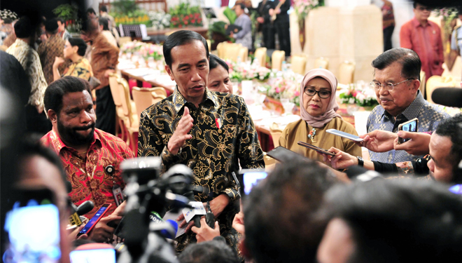 Presiden RI Joko Widodo saat menjelaskan kepada wartawan usai menghadiri Silaturahmi Presiden RI dengan Wakil Presiden RI dan Para Menteri Kabinet Kerja, di Istana Negara, Jakarta, Jumat ((18/10/2019) sore.(FOTO:Setkab)