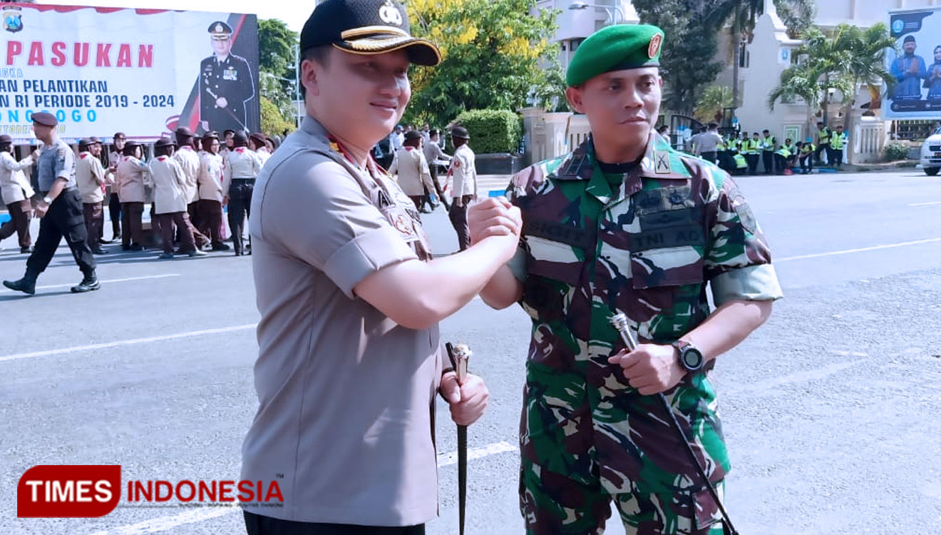 Kapolres Ponorogo AKBP Arief Fitrianto pimpin gelar pasukan pengamanan pelantikan presiden dan wakil presiden. (Foto: Marhaban/TIMES Indonesia)
