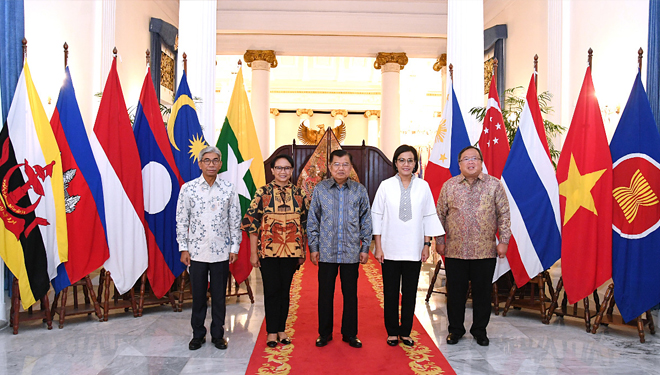 Wakil Presiden RI,  Jusuf Kalla bersama para Menteri saat meresmikan LDKPI di Gedung Pancasila Kementerian Luar Negeri. (FOTO: Kemenlu)